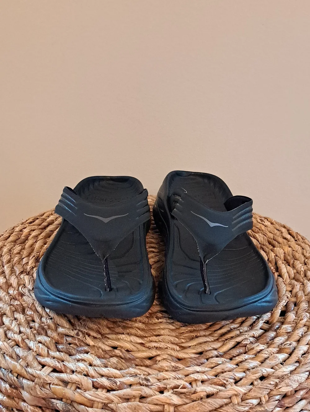 Hoka One One Unisex Ora Recovery Flip Flop Thong Black Rubber Sandals M9/W11